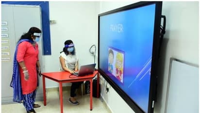 അബുദാബിയില്‍ സ്‌കൂളുകള്‍ ഉടന്‍ തുറക്കില്ല; വിദൂര പഠനം നീട്ടി