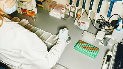 করোনা টিকা নেওয়ার ২৪ ঘণ্টার পরে মৃত্যু, ভ্যাকসিন থেকে মৃত্যু নয় বলে দাবি সরকারের