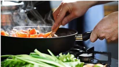 ഭക്ഷണം ഇഷ്ടപ്പെട്ടില്ലെന്ന് പരാതി പറഞ്ഞു; സഹതാമസക്കാരനെ  പ്രവാസി യുവാവ് കുത്തിക്കൊലപ്പെടുത്തി