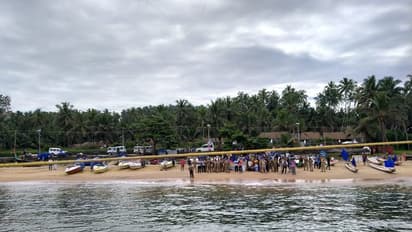 മണല്‍ ഡ്രഡ്ജിങ്ങ് ;  നഷ്ട പരിഹാരം ആവശ്യപ്പെട്ട് കോവളത്ത് കട്ടമരം കടലിലിറക്കി ചിപ്പിതൊഴിലാളികളുടെ പ്രതിഷേധം