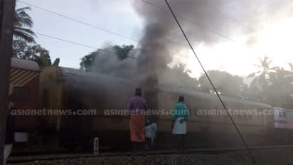 മലബാർ എക്സ്പ്രസ് തീപിടുത്തത്തിൽ നടപടി; കാസർകോട് സ്റ്റേഷനിലെ ഉദ്യോഗസ്ഥനെ സസ്പെൻഡ് ചെയ്തു