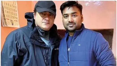 വാരണാസിയില് ചാറ്റ് ഷോപ്പ് ഉടമയ്ക്കൊപ്പം 'തല'!, ഫോട്ടോ ചര്ച്ചയാകുന്നു