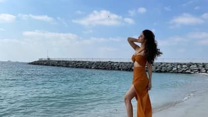 ದುಬೈನಲ್ಲಿ ಮೌನಿ ರಾಯ್: ಬೀಚ್ ಲುಕ್‌ನಲ್ಲಿ ಮಿಂಚ್ತಿದ್ದಾರೆ ಕೆಜಿಎಫ್ ನಟಿ