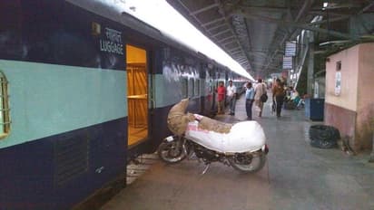 ബൈക്ക് ട്രെയിനില്‍ കൊണ്ടുപോകുന്നതെങ്ങനെ? ഇതാ അറിയേണ്ടതെല്ലാം!