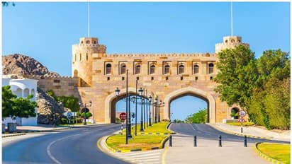 ഒമാന്റെ കര അതിര്ത്തികള് അടയ്ക്കാന് തീരുമാനം