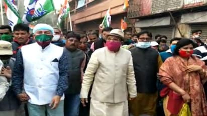 অভিমান ভুলে তৃণমূলের মিছিলে প্রসূণ, জল ঢালেন বিজেপির নেতা সৌমিত্র খাঁয়ের দাবিতে