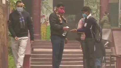 Delhi Air Pollution: दिल्ली में अगले आदेश तक नहीं खुलेंगे स्कूल, केवल ऑनलाइन चलेंगी क्लास