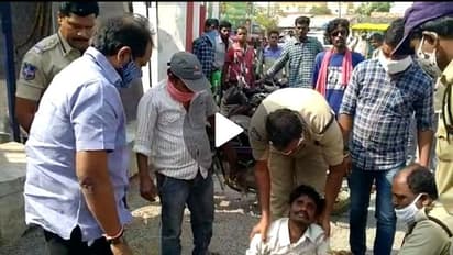 రోడ్డుపై గిలగిల్లాడుతున్న వ్యక్తిని కాపాడి... మానవత్వాన్ని చాటుకున్న ఆబ్కారీ మంత్రి (వీడియో)