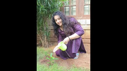 గ్రీన్ ఇండియా ఛాలెంజ్ లో పాల్గొన్న నటి మీనా... వెంకీకి ఛాలెంజ్ విసిరారు!