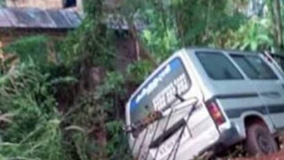 മറിഞ്ഞ വണ്ടിയിലെ പെട്രോള് ഊറ്റുന്നതിനിടെ നാട്ടുകാര് പൊക്കി; പിന്നെയാണ് ട്വിസ്റ്റ്!