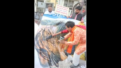 UP से लेकर मुंबई तक तांडव पर बवाल: सैफ अली की तस्वीर पर पोती कालिख, BJP नेता बोले- 'सालों को जूता मारेंगे'