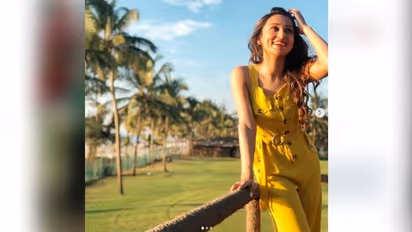 গ্রামের রাস্তায় জুতো হাতে এ কী করছেন মিমি চক্রবর্তী, দেখুন ছবি