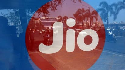 মোবাইলের পর এবার 'Jio Book', সবচেয়ে সস্তার ল্যাপটপ  আনতে চলেছে Jio
