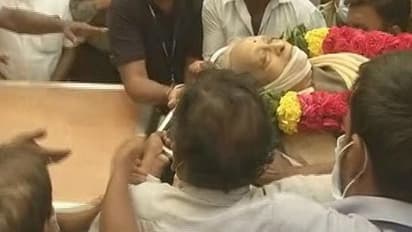 சரிந்தது அடையாற்றின் மற்றொரு ஆலமரம்... அரசு மரியாதையுடன் மருத்துவர் சாந்தா உடல் நல்லடக்கம்!