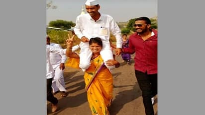 ఎన్నికల్లో భర్త విజయం... భుజానికెత్తుకున్న భార్య