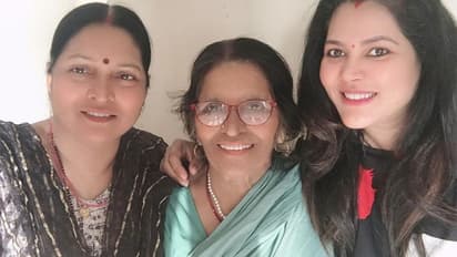 प्रेग्नेंसी टाइम को परिवार के साथ इन्जॉय कर रही भोजपुरी की आइटम क्वीन, मां, नानी संग दिखीं