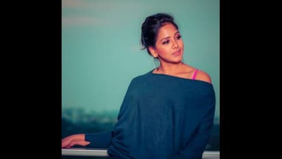 Bigg Boss  Pavani  : எம்மாடியோவ்..பிக் பாஸ் பாவனியின் முகம் சுளிக்க வைக்கும் போஸ்..படுக்கை அறையில் இப்படியா...