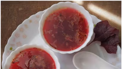 ചുവന്ന ചീരയില കൊണ്ട് കിടിലനൊരു സൂപ്പ് തയ്യാറാക്കിയാലോ...