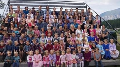 বাবা ১, মা ২৭ জন, ভাইবোন ১৫০ - ফাঁস হল বৃহত্তম বহুকামী পরিবারের কেচ্ছা, দেখুন ছবিতে ছবিতে