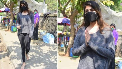 सुशांत की बर्थ एनिवर्सरी के मौके पर फूल का गुलदस्ता खरीदती दिखीं रिया, पैपराजी को देख जोड़े हाथ