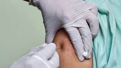 இந்தியாவில் கொரோனா தடுப்பூசி விலை உயர்த்தப்பட்டுள்ளதா? உண்மை என்ன?