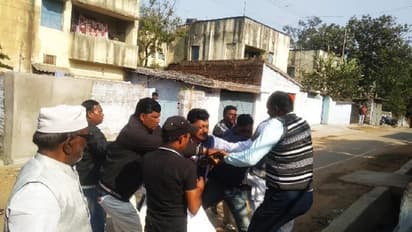 धरना में न बोलने का मौका मिलने पर भिड़े कांग्रेसी,एक-दूसरे पर चलाए लात-घूंसे, किए गाली-गलौज,वायरल हुई तस्वीरें