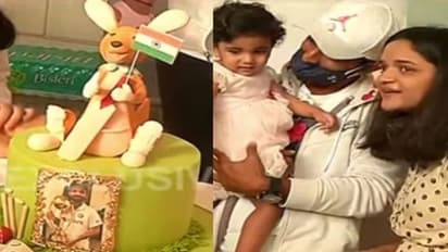 താരങ്ങള്‍ക്ക് ആവേശോജ്വല വരവേല്‍പ്പ്; കംഗാരു മാതൃകയില്‍ തയ്യാറാക്കിയ കേക്ക് മുറിക്കാന്‍ വിസമ്മതിച്ച് രഹാനെ