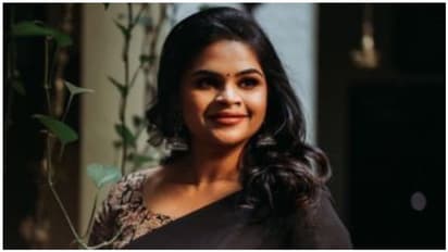 செம்ம ஸ்லிம் லுக்கிற்கு மாறிய வித்யுலேகா ராமன்... காக்கி சட்டையில் வெளியிட்ட கலக்கல் போட்டோஸ்...!