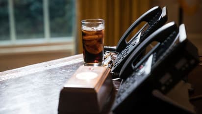 ട്രംപിന്റെ 'ഡയറ്റ് കോക് ബട്ടൺ' എടുത്തുകളഞ്ഞ് ബൈഡന്റെ ഓവൽ ഓഫീസിലെ പരിഷ്കാരങ്ങൾക്ക് തുടക്കം