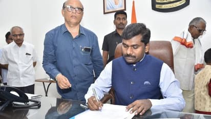 సామాన్యుడిలా ఆర్టీసీ బస్సులో ప్రయాణించిన జిల్లా కలెక్టర్