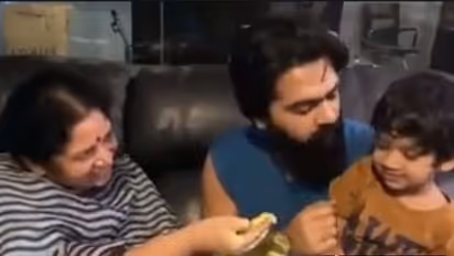 “எங்க அம்மா எனக்கு ஊட்டிவிடுறாங்க”... தங்கச்சி மகனை வெறுப்பேற்றிய சிம்பு... க்யூட் வீடியோ...!