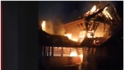 കൊല്ലം മുളങ്കാടകം ദേവീക്ഷേത്രത്തിൽ തീപിടുത്തം; മുൻവശം കത്തിനശിച്ചു