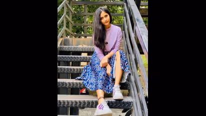 பாவாடை தாவணியில் சுற்றி சுழன்று ஆட்டம் போடும் லாஸ்லியா... இடையழகை காட்டி இம்சிக்கும் வீடியோ...!