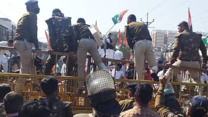 MP में कांग्रेस का प्रदर्शन: पुलिस ने छोड़े आंसू गैस के गोले, दिग्विजय सिंह समेत कई नेता गिरफ्तार