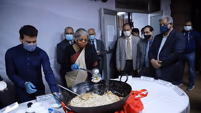 Budget 2022 : हलवा सेरेमनी की टूटी परंपरा, वित्त मंत्री ने बांटी मिठाई, नहीं हुआ बजट छपाई का काम, देखें वजह