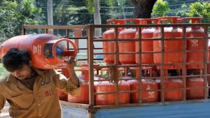 #BREAKING இல்லதரசிகளுக்கு அதிர்ச்சி செய்தி... இன்று முதல் சமையல் கேஸ் சிலிண்டர் விலை அதிரடி உயர்வு..!