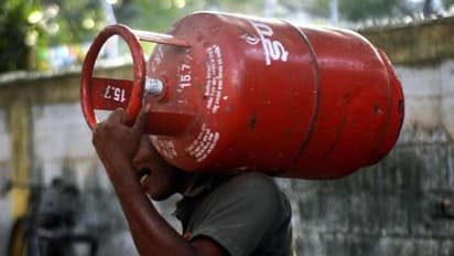 വീണ്ടും ഇരുട്ടടി; പാചകവാതക വില വീണ്ടും വർധിപ്പിച്ചു