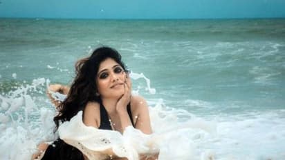 வாரிசு நடிகரை காதலிக்கிறாரா பிக்பாஸ் ஜூலி..? சந்தேகத்தை ஏற்படுத்திய புகைப்படம்..! வெளியான உண்மை..!