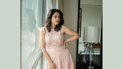 தோளை விட்டு நழுவும் ஸ்லீவ் லெஸ் ஆடையில்... பட வாய்ப்பிற்காக படுகவர்ச்சி காட்டிய நந்திதா ஸ்வேதா...!