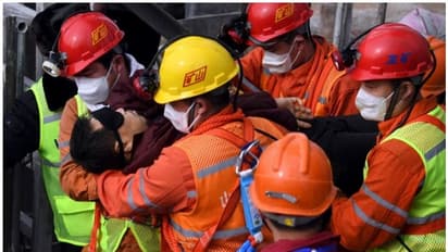 14 ദിവസം തൊഴിലാളികള് സ്വര്ണഖനിയില് കുടുങ്ങി; ഒടുവില് പുതുജീവിതത്തിലേക്ക്