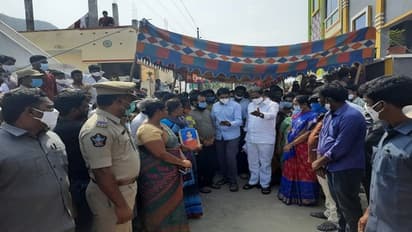 విజయలక్ష్మి కుటుంబానికి 50 లక్షల ఆర్థిక సాయం.. !