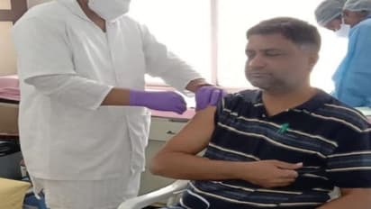 మీడియా రంగంలో తొలి టీకా : వేయించుకున్న సీనియర్ జర్నలిస్ట్...