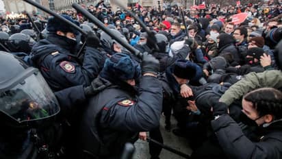 టాయ్ లెట్ క్లీన్ చేసే బ్రష్.. రూ.45వేలు.. ప్రధాని రాజీనామాకు నిరసనలు