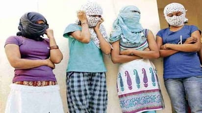 प्यार के जाल में फंसाकर 1 साल में बर्बाद कर दिया परिवार, 3 बहन और 1 बेटी से एक ही दरिंदे ने किया रेप