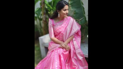 தூங்கி எழுந்த முகம்... துளியும் மேக்அப் இல்லாமல்... படுக்கையிலேயே  பளீச் அழகை காட்டி போஸ் கொடுத்த சினேகா!