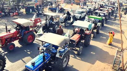 కిసాన్ పరేడ్ :  ఢిల్లీలోకి ప్రవేశించిన ట్రాక్టర్లు.. టిక్రీ వద్ద ఉద్రిక్తత..