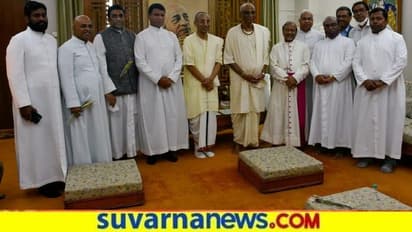 ರಾಧಾ - ಕೃಷ್ಣ ದರ್ಶನ ಪಡೆದ ಪಾದ್ರಿಗಳ ತಂಡ