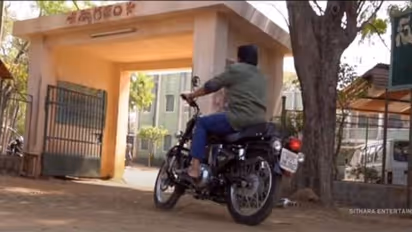 బుల్లెట్పై పవర్ స్టార్ పవన్ కళ్యాణ్.. ఎంట్రీ అదిరిపోయిందంతే..