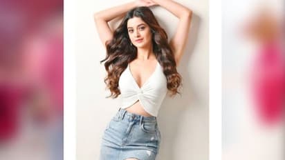 কখনও উন্মুক্ত নাভীর উষ্ণতা, কখনও কাঁধ থেকে খুলে আসা পোশাকের হটনেস ফাণ্ডা, নেটদুনিয়ায় ঝড় তুলছেন দর্শনা