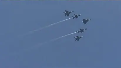 Republic Day Live : झांकी में दिखी कोरोना वैक्सीन की झलक, राजपथ के ऊपर गरजते हुए निकला राफेल